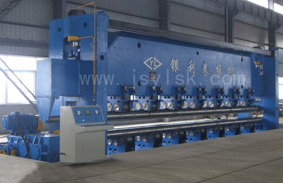 船用(yong)卷闆機