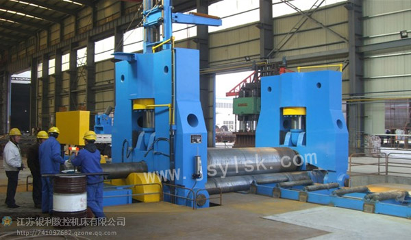 大型(xing)上輥萬能(neng)式卷闆機(jī)