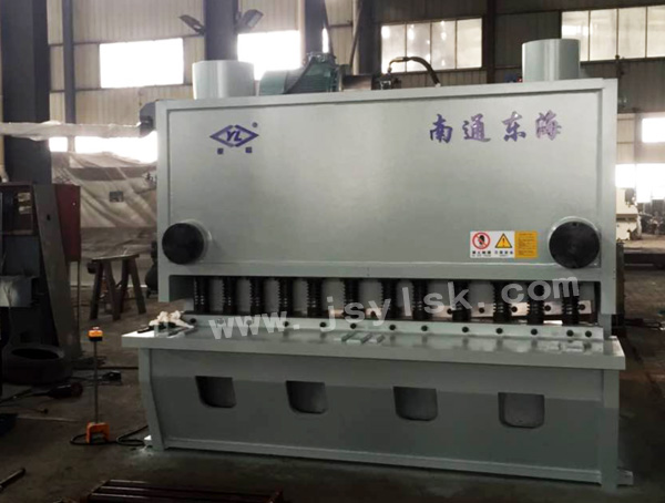 QC11Y系(xi)列液壓(yā)閘式剪(jian)闆機