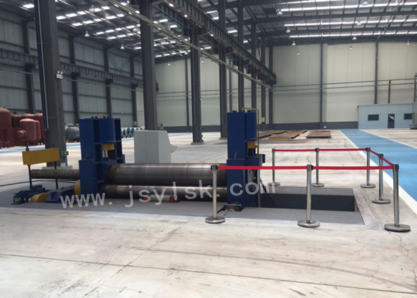 中小型(xíng)上輥萬(wan)能式卷(juàn)闆機