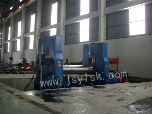 大(dà)型上輥萬(wàn)能式卷闆(pan)機