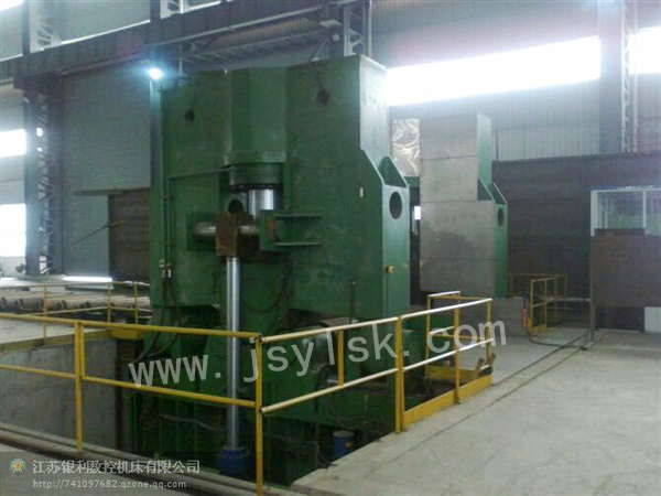 大(dà)型上輥萬能(néng)式卷闆機