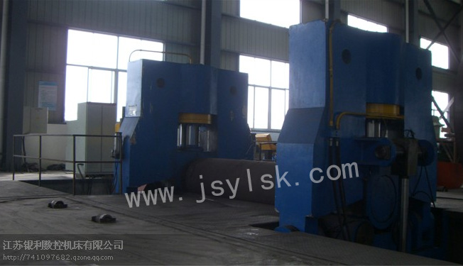 大型上(shang)輥萬能式卷闆(pan)機