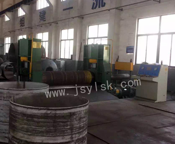 中小型(xing)上輥萬(wan)能式卷(juan)闆機