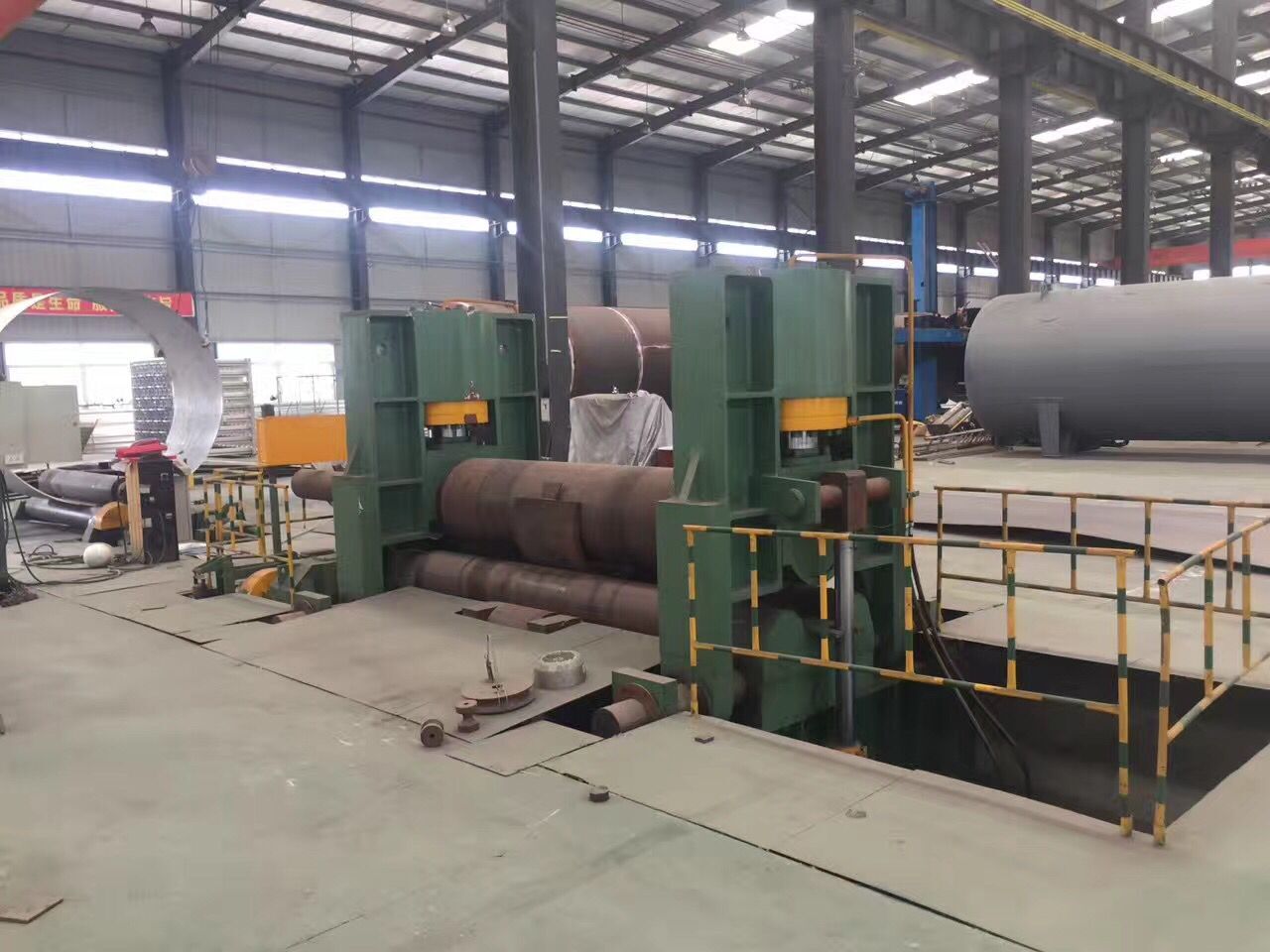 大型上輥萬(wan)能式卷闆機