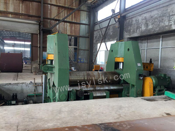 大(dà)型上輥萬能(neng)式卷闆機