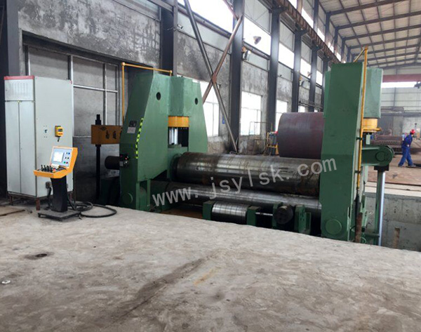 大(dà)型上輥萬能(neng)式卷闆機